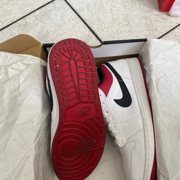 Air Jordan 1 Low - Picture 2 of 4